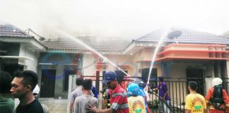 Ditinggal Kosong Dua Rumah Terbakar