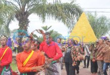 Nasi Tumpeng Raksasa Diarak dan Dimakan Bersama