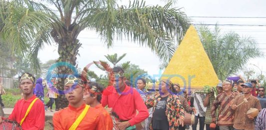 Nasi Tumpeng Raksasa Diarak dan Dimakan Bersama