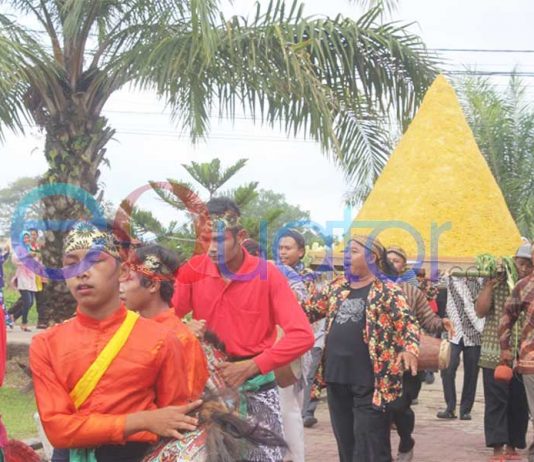 Nasi Tumpeng Raksasa Diarak dan Dimakan Bersama