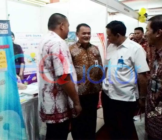 Transaksi Tidak Selalu Menggunakan Uang Tunai