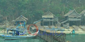 Mengintip Kehidupan di Pulau Setengah Tahun