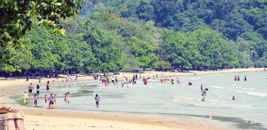 Pantai Pulau Datok Dihiasi Kemacetan