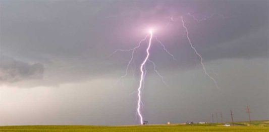 Waspada! Kalbar Berpotensi Hujan, Petir, Angin Kencang