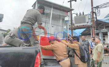 Tim Gabungan Tertibkan PKL