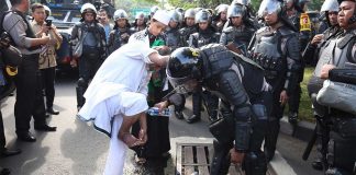 Demonstrasi 411 yang Penuh Warna