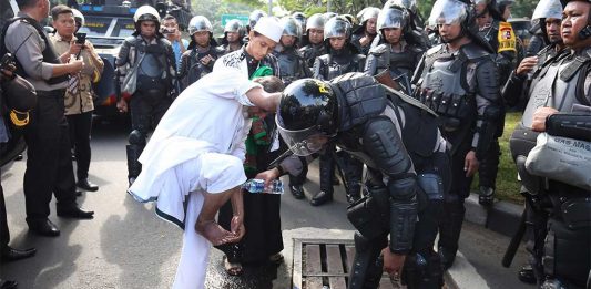 Demonstrasi 411 yang Penuh Warna