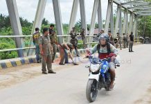 Jembatan Kartiasa Rawan Kecelakaan, Satpol PP Sambas Bersihkan Tumpukan Pasir