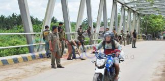Jembatan Kartiasa Rawan Kecelakaan, Satpol PP Sambas Bersihkan Tumpukan Pasir