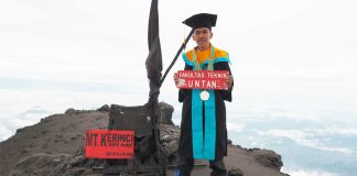 ‘Sarjana Traveling’ yang Rayakan Wisudanya di Puncak Kerinci