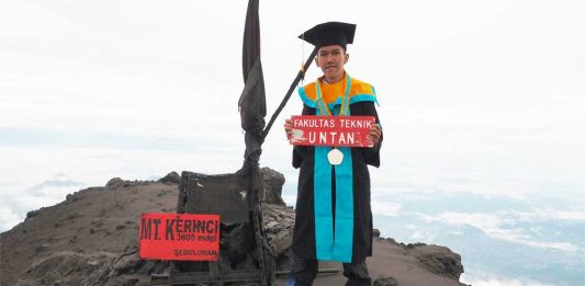‘Sarjana Traveling’ yang Rayakan Wisudanya di Puncak Kerinci