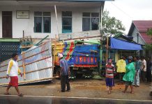 Diseruduk Truk Teras Ruko Ambruk