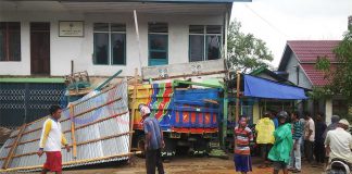 Diseruduk Truk Teras Ruko Ambruk