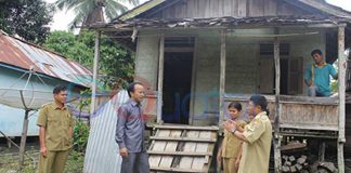 Tidak Punya Tempat Tinggal, Menumpang di Rumah Warga