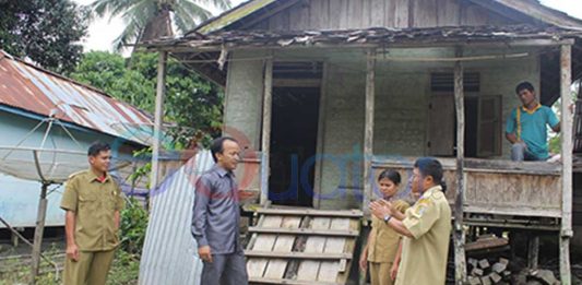 Tidak Punya Tempat Tinggal, Menumpang di Rumah Warga