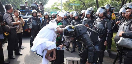 Warna-warni Suasana Demonstrasi 4 November di Jakarta