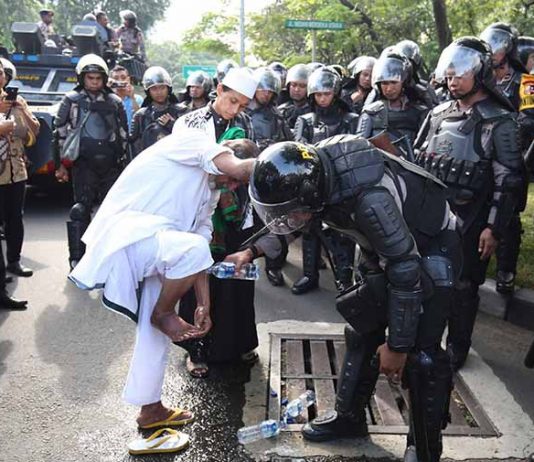 Warna-warni Suasana Demonstrasi 4 November di Jakarta