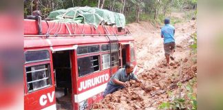 Jalan Provinsi di Kabupaten Sintang Mirip Kubangan Kerbau