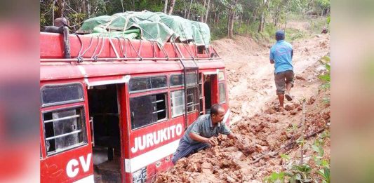 Jalan Provinsi di Kabupaten Sintang Mirip Kubangan Kerbau