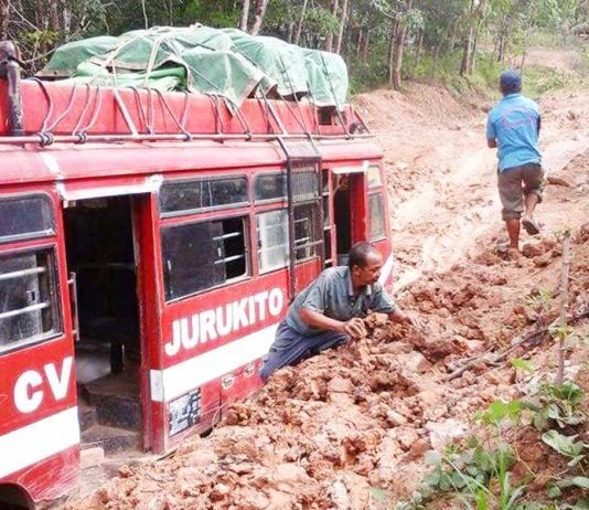 Jalan Provinsi di Kabupaten Sintang Mirip Kubangan Kerbau