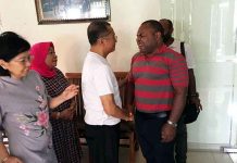 Temui Dahlan, Kepala Suku Papua Menangis