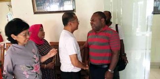Temui Dahlan, Kepala Suku Papua Menangis