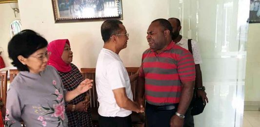 Temui Dahlan, Kepala Suku Papua Menangis