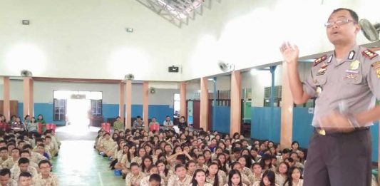 Cari Peminat Polisi, Kapolres Yury Blusukan ke Sekolah