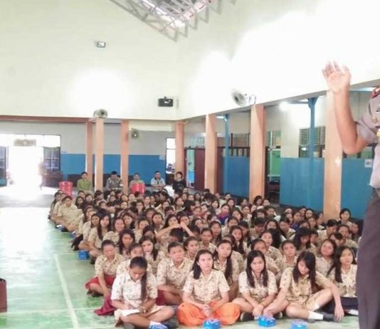 Cari Peminat Polisi, Kapolres Yury Blusukan ke Sekolah