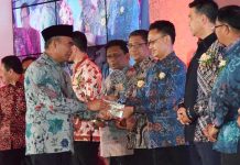 Memajukan Dunia Pendidikan Melalui TIK, Sutarmidji Raih Ki Hajar Award