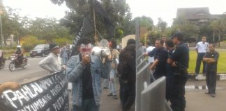 Aksi Solmadapar Dihadang Pagar