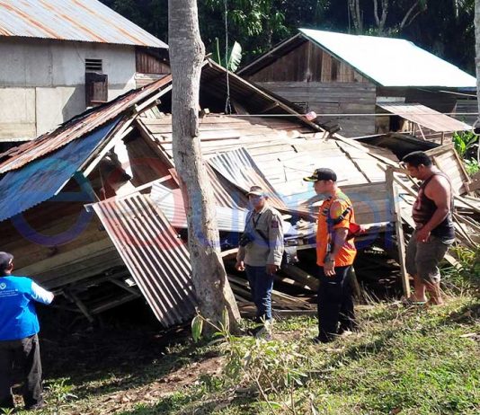 Rumah Roboh Diterjang Banjir, Santo dan Keluarga Tinggal di Bekas Warung Warga
