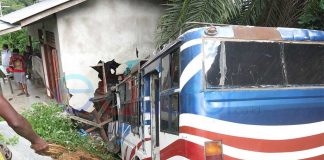 Bus ABM Menghantam Tiga Mobil dan Warung