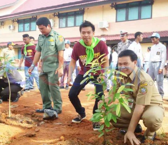 ‘Aksi Sekolah Hijau’ di SMKN 4 Pontianak Tanam 200 Pohon