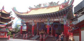 Meski Dibom, Umat Tetap Sembahyang