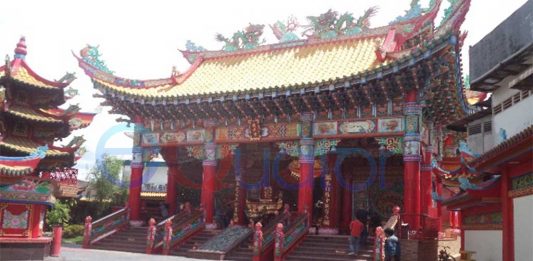 Meski Dibom, Umat Tetap Sembahyang