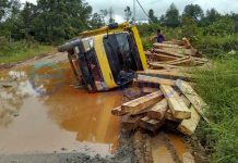 Lubang Menganga di Jalan Nanga Pinoh Ella, Truk Bermuatan Sering Tumbang