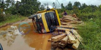 Lubang Menganga di Jalan Nanga Pinoh Ella, Truk Bermuatan Sering Tumbang