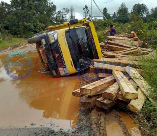 Lubang Menganga di Jalan Nanga Pinoh Ella, Truk Bermuatan Sering Tumbang