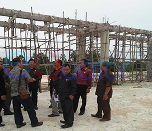 Komisi B Sidak Lokasi Proyek Rumah Betang
