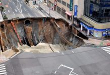 Lubang Raksasa Telan Jalan