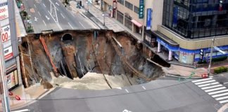 Lubang Raksasa Telan Jalan