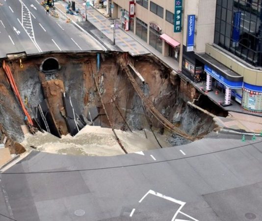 Lubang Raksasa Telan Jalan