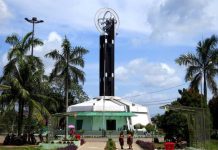 Tugu Khatulistiwa Pikat Wisatawan