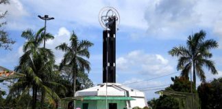 Tugu Khatulistiwa Pikat Wisatawan