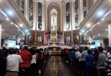 Misa Malam Natal di Katedral, Pastor Barces: Mari Wujudkan Suasana Damai