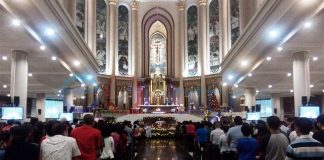Misa Malam Natal di Katedral, Pastor Barces: Mari Wujudkan Suasana Damai
