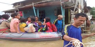 Di Singkawang Banjir Sepinggang Orang Dewasa
