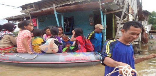 Di Singkawang Banjir Sepinggang Orang Dewasa
