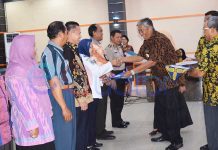 Jarot Serahkan DIPA TA 2017 ke SKPD